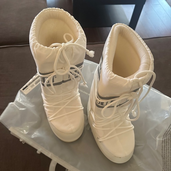 White Icon Moon Boots - Picture 2 of 10